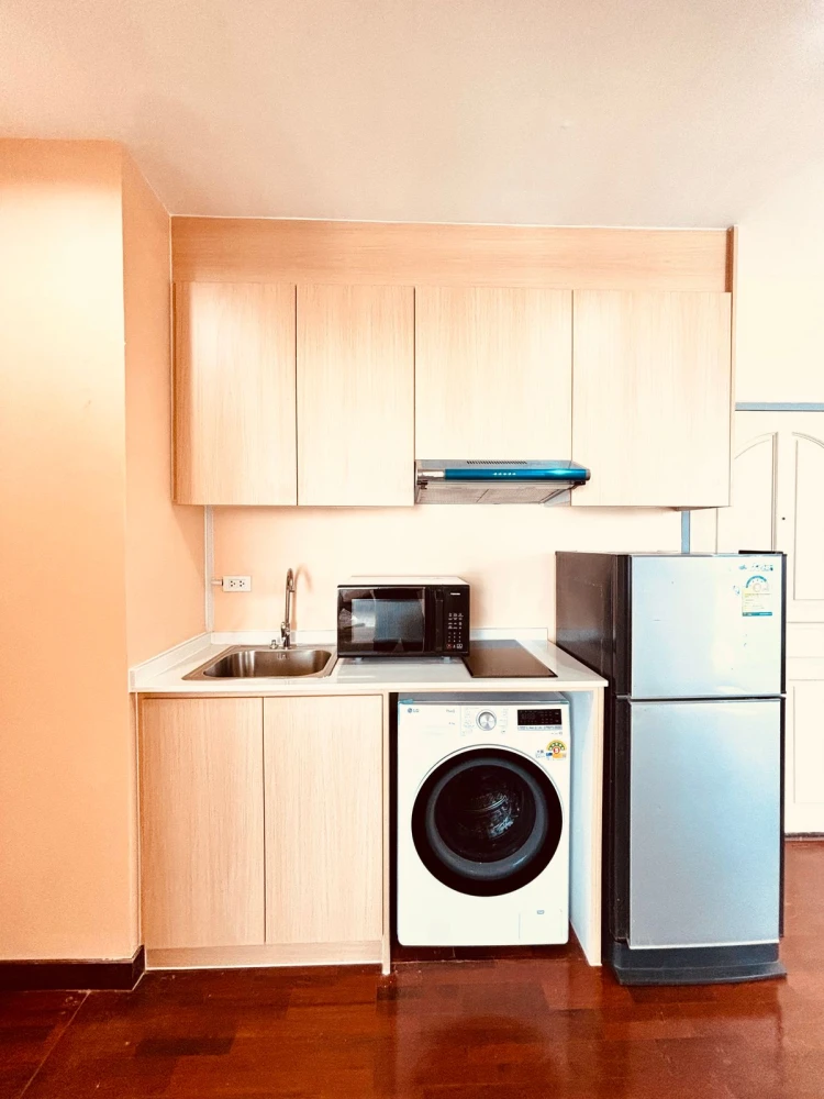 For rent!! Condo Pathumwan Resort, 33rd floor, beautiful condo, newly decorated, good location, convenient transportation, hurry up and book now!!