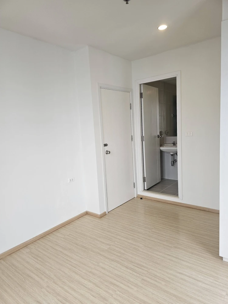 Plum Station Pinklao Condo for rent. Unfurnished unit, perfect for those who want to decorate it themselves and add their own style. Book now, don't m