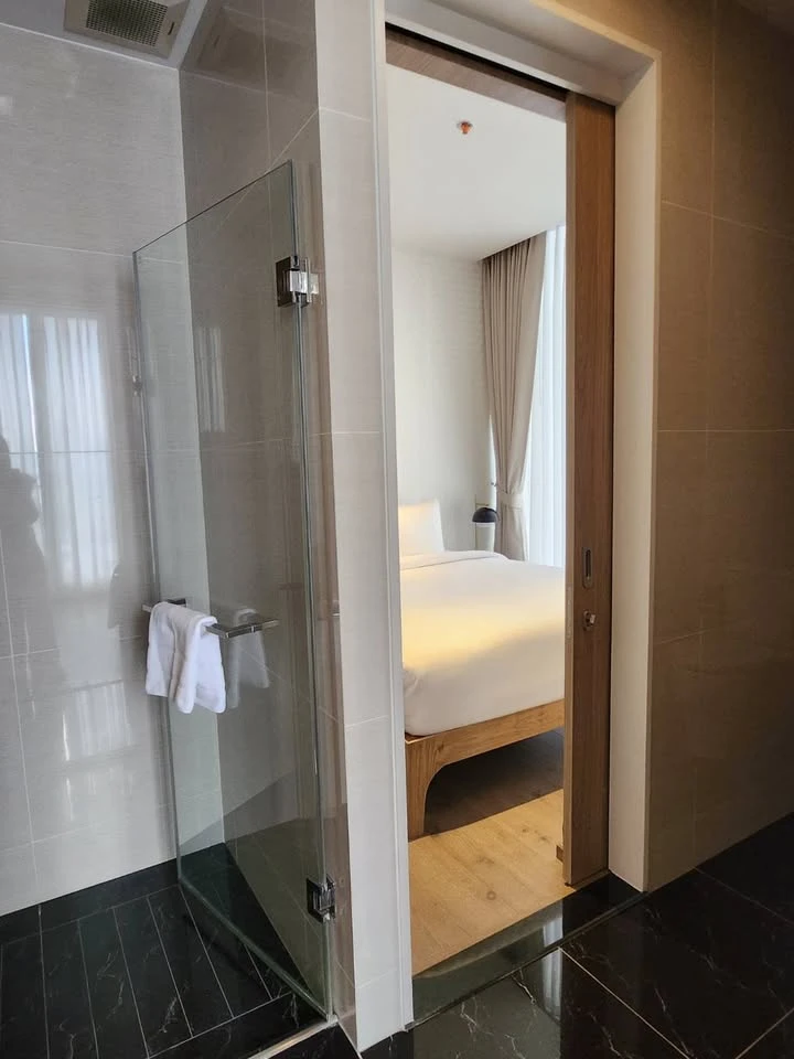 For rent Condo Park 24 Origin Phrom Phong, a luxury condo in the heart of the city. Beautiful room, fully furnished, ready to move in. Don't miss it!!