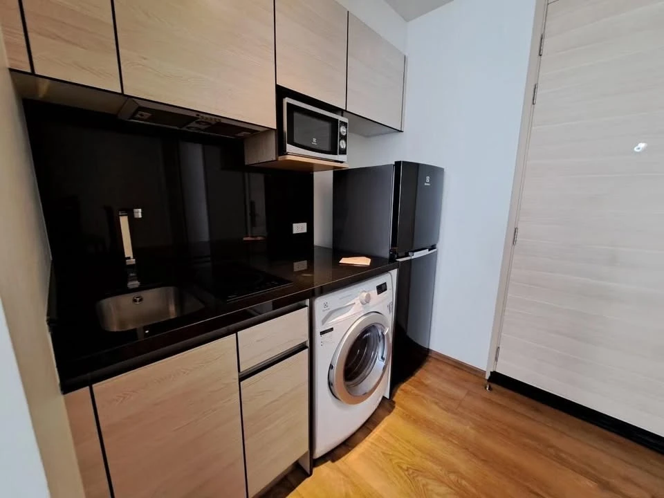 Condo for rent, Park 24 Origin Phrom Phong, top floor, Sukhumvit Road view, fully furnished + electrical appliances, ready to move in