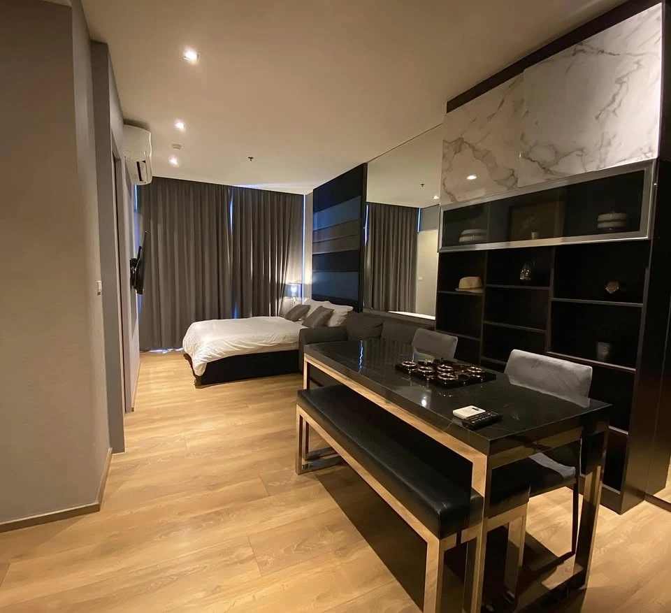 Condo for rent, Park 24 Origin Phrom Phong, fully furnished room, 31st floor, unblocked view. If interested, hurry up to reserve.