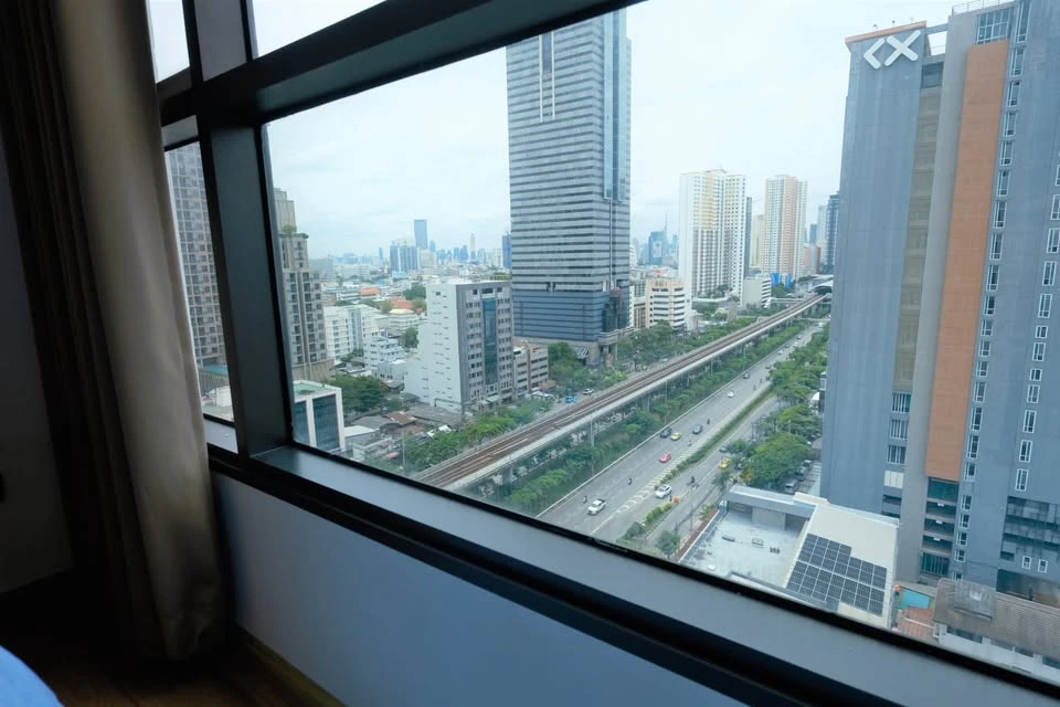 Condo for rent, Fuse Sathorn-Taksin, pool view, corner room, fully furnished, very beautiful room, ready to move in.