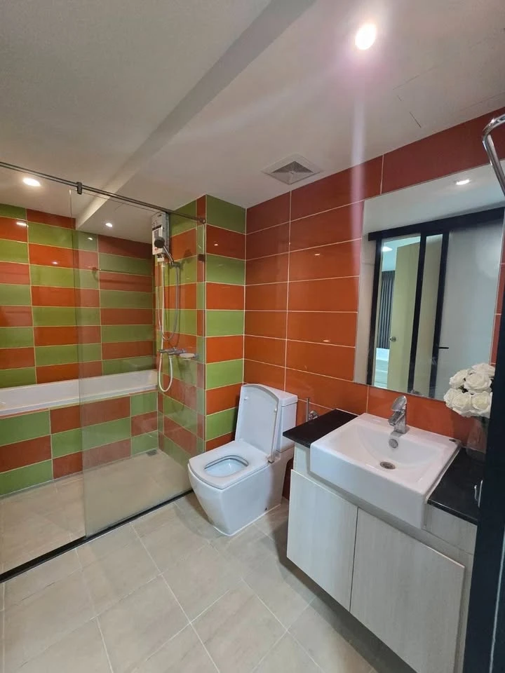 For rent, stylish condo @ Sukhumvit-Bangna, tree view, shady and comfortable, full facilities, just bring your bags and move in!!