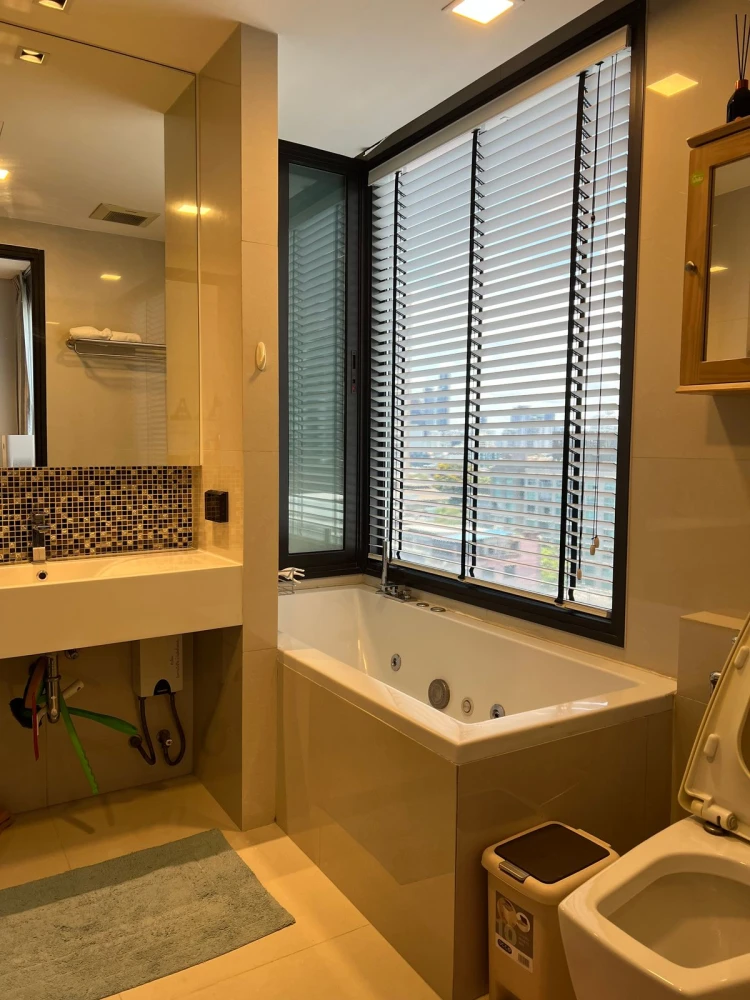 For rent!! Condo Rhythm Sukhumvit 44/1, a quality condo in the heart of the city, convenient to travel, ready to move in immediately, don't miss it!!