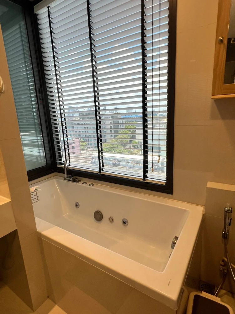 For rent!! Condo Rhythm Sukhumvit 44/1, a quality condo in the heart of the city, convenient to travel, ready to move in immediately, don't miss it!!