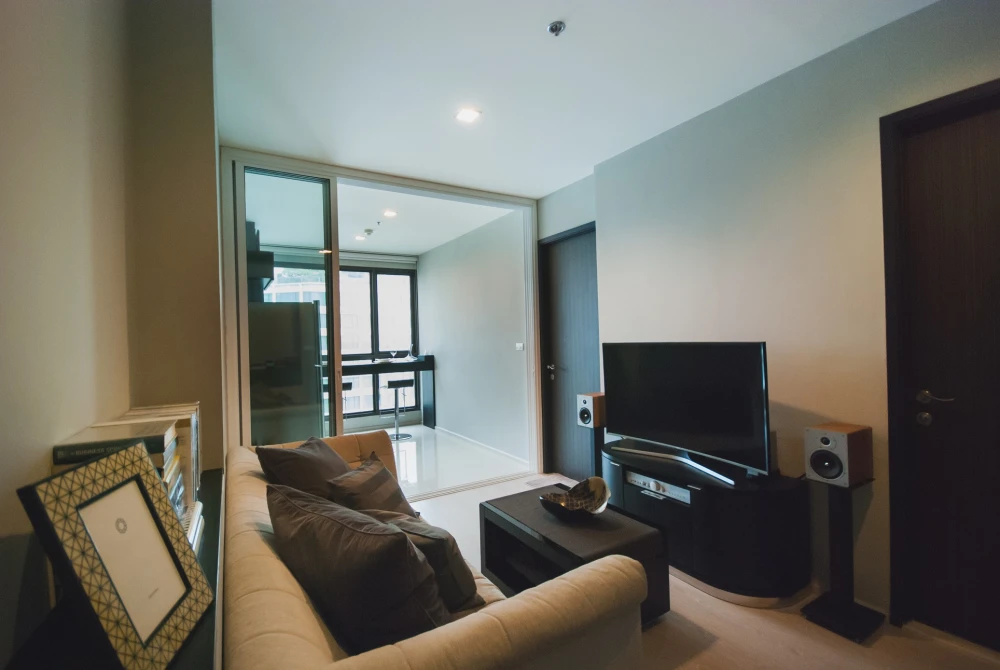 Condo for rent, Rhythm Sukhumvit 44/1, beautiful room, beautifully proportioned room with privacy.