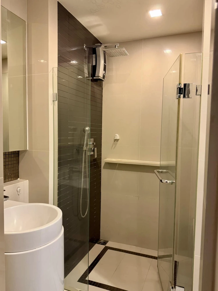 For rent: Condo Rhythm Sukhumvit 50, nice room, lots of usable space, affordable price. You must hurry and reserve now.