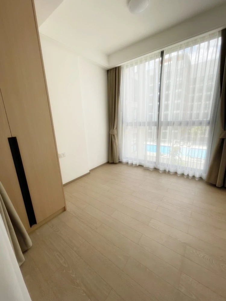 For rent!! Condo Regal Srinakarin 40, 4th floor, Building B, swimming pool view, fully furnished, good price, ready to move in, book now!!