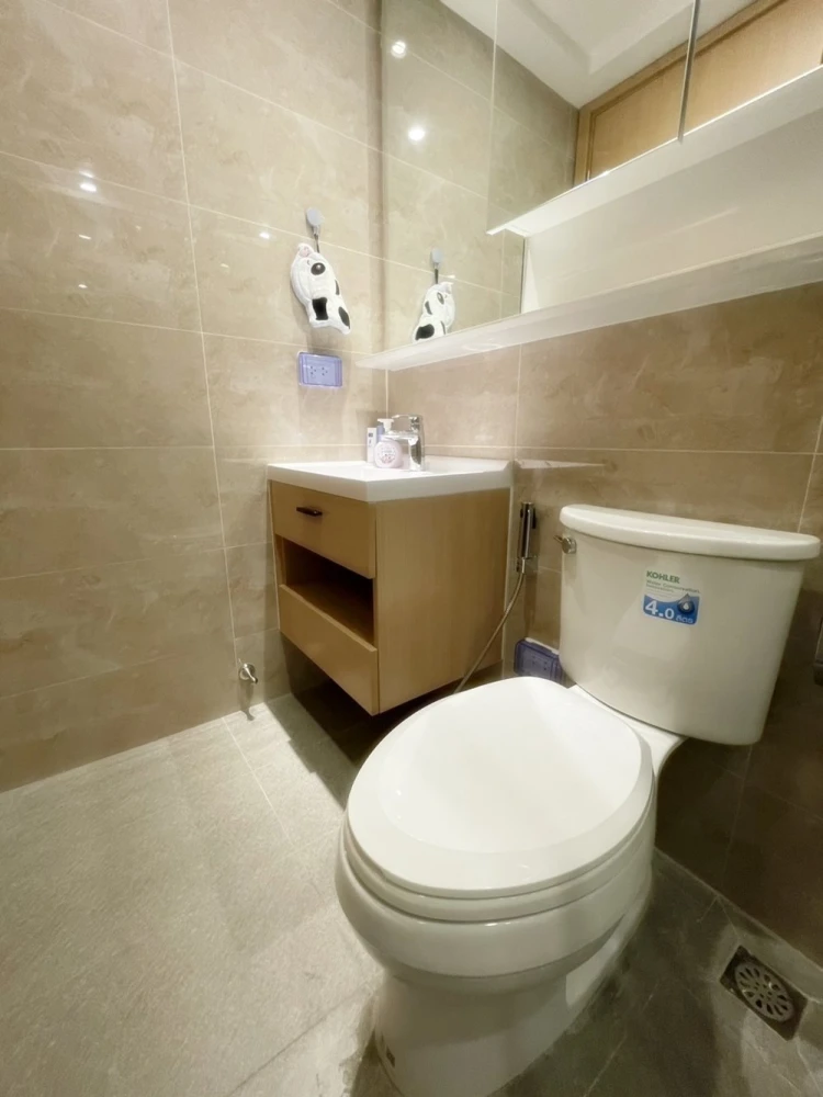 For rent!! Condo Regal Srinakarin 40, 4th floor, Building B, swimming pool view, fully furnished, good price, ready to move in, book now!!