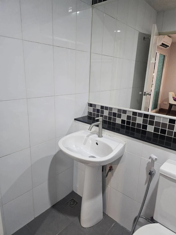 Condo for rent: Regent Home 25 Tiwanon, clearly separated rooms with good wallpaper. Hurry and move in to reserve.