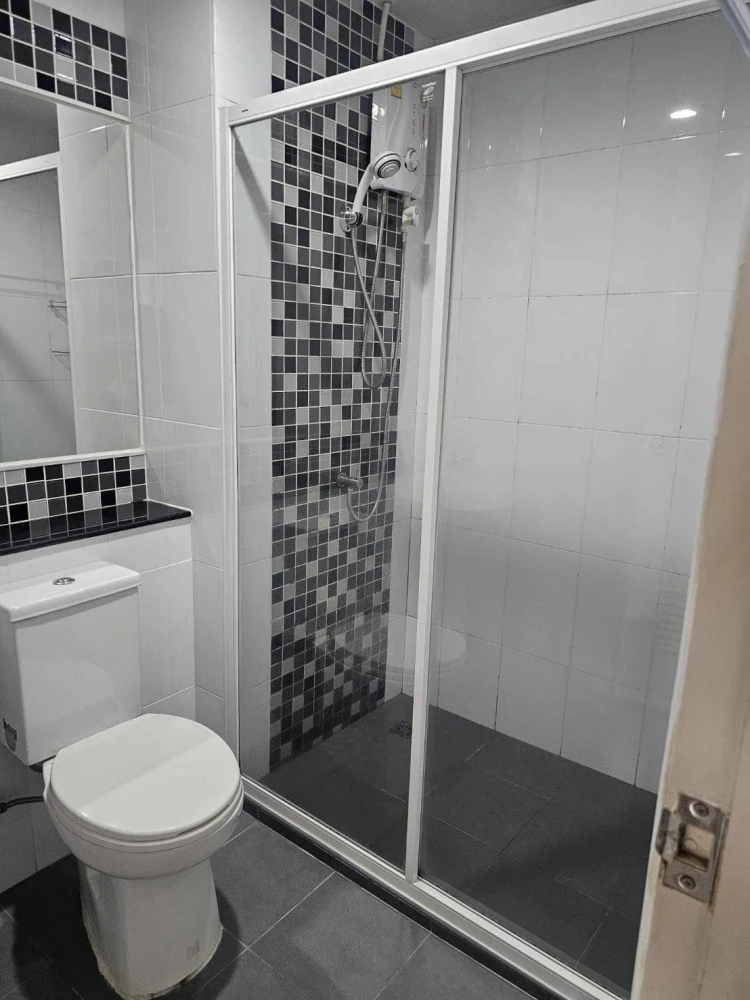 Condo for rent: Regent Home 25 Tiwanon, clearly separated rooms with good wallpaper. Hurry and move in to reserve.