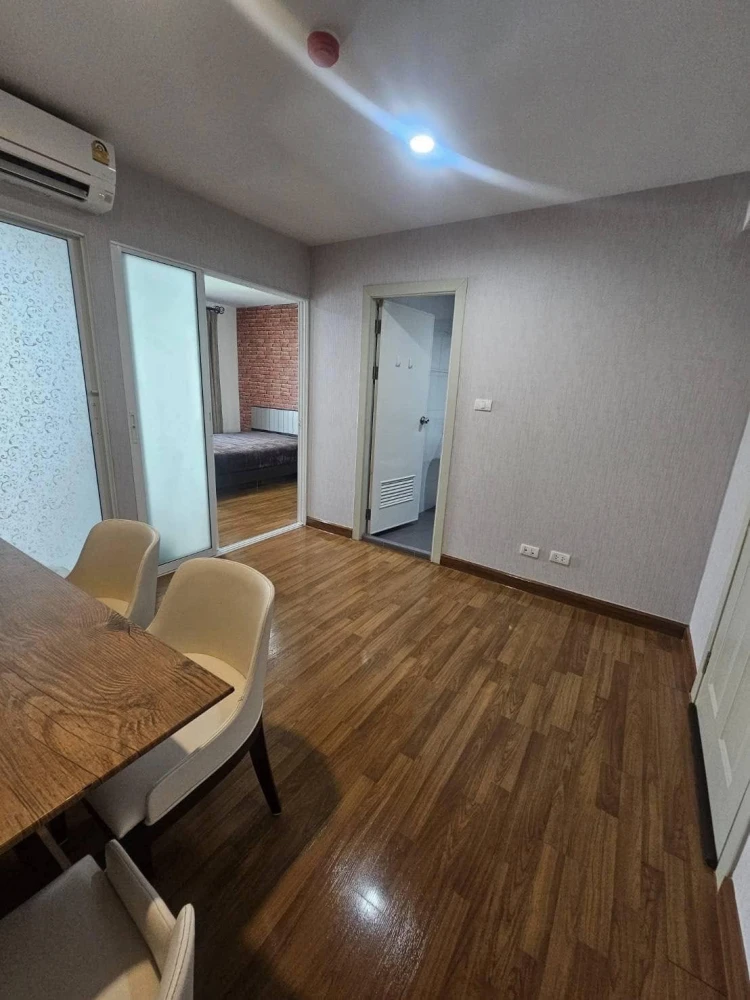 Condo for rent: Regent Home 25 Tiwanon, clearly separated rooms with good wallpaper. Hurry and move in to reserve.