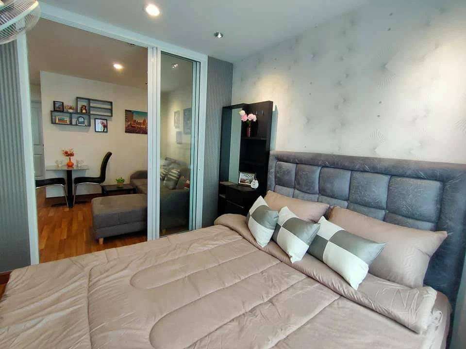 Condo for rent, Regent Home Sukhumvit 81, 7th floor, beautiful pool view, wallpapered interior, fully furnished, partitioned rooms.