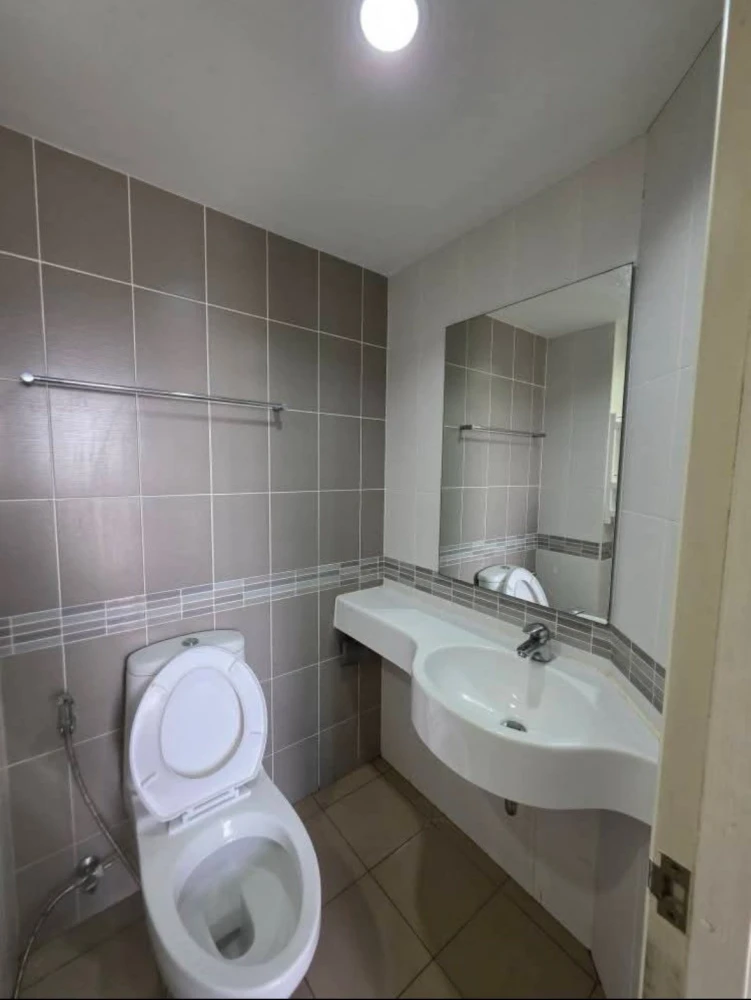 Condo for rent, Lumpini Park Rama 9-Ratchada, city view, simple room, warm style, very inviting.