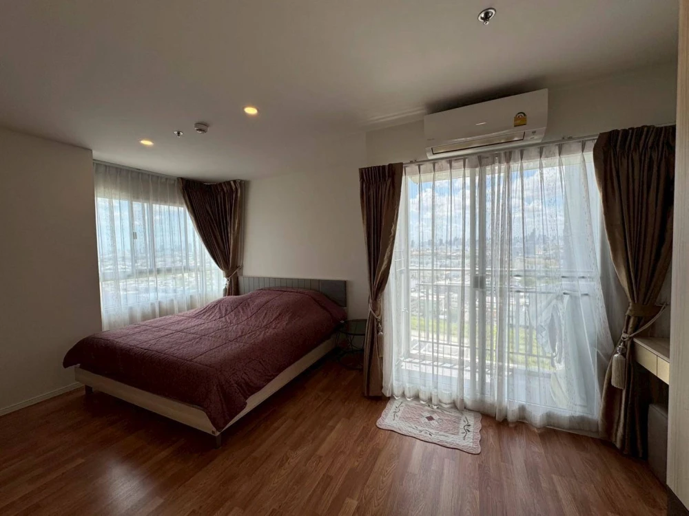 Condo for rent: Lumpini Ville Phatthanakan-Srinakarin. Corner room with privacy and ample living space. Don't miss it! images