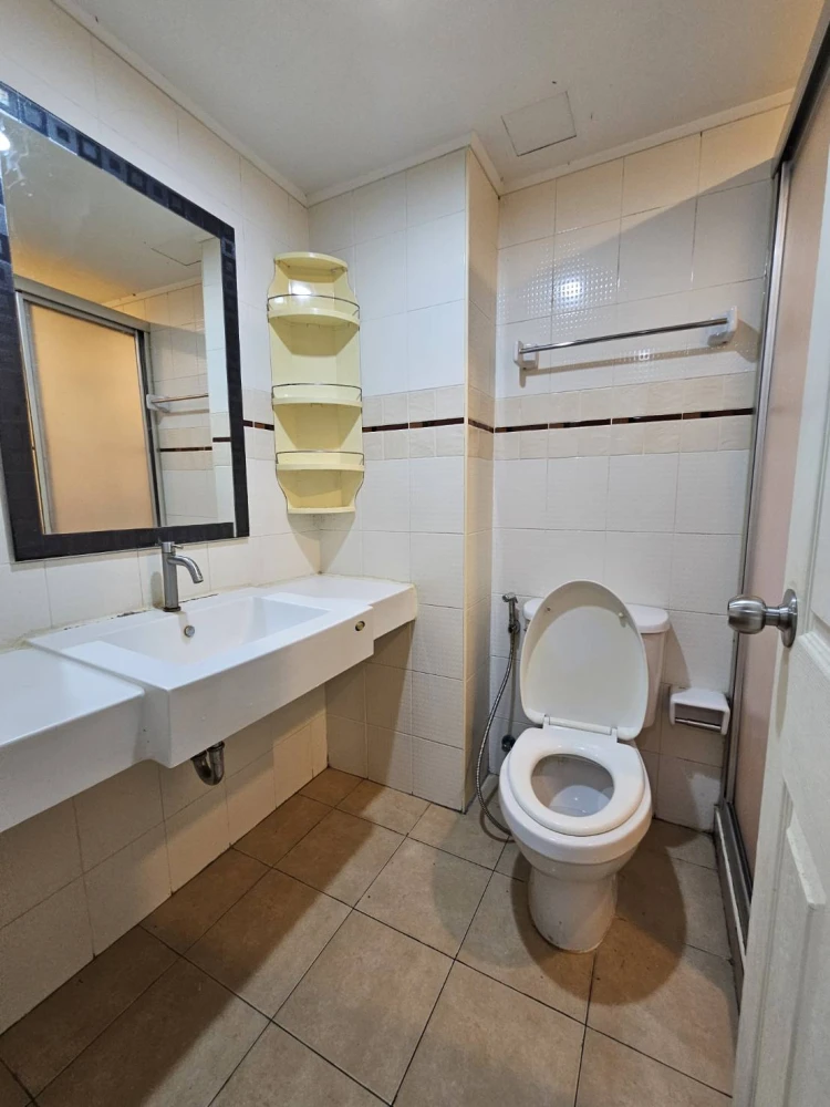 Condo for rent Lumpini Ville Cultural Center Electrical appliances and complete furniture Carry your bags and get ready to move in.