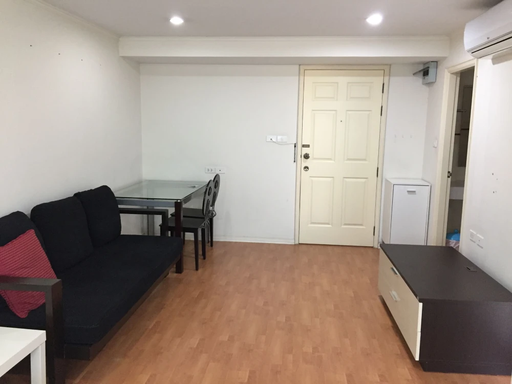 Condo for rent Lumpini Ville Cultural Center Fully furnished, beautiful room, cool breeze, very pleasant.