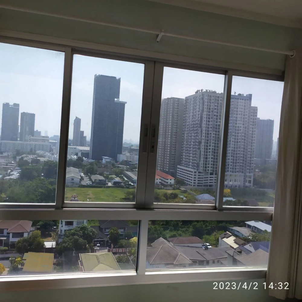 Condo for rent at Lumpini Sukhumvit 77/2. Separate rooms with clear zones. Affordable price. Come reserve now before you miss your chance.