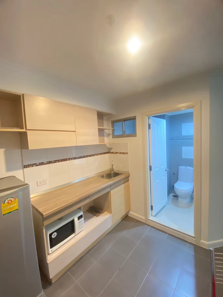 Condo for rent, Lumpini Place Ratchayothin. Fully furnished with appliances. Just bring your suitcase and move in!