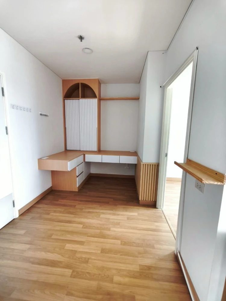 For rent: Lumpini Place Condo, Ratchada-Sathu, ready to move in, open view, no buildings blocking, well-built-in in the room, just bring your bag, hur