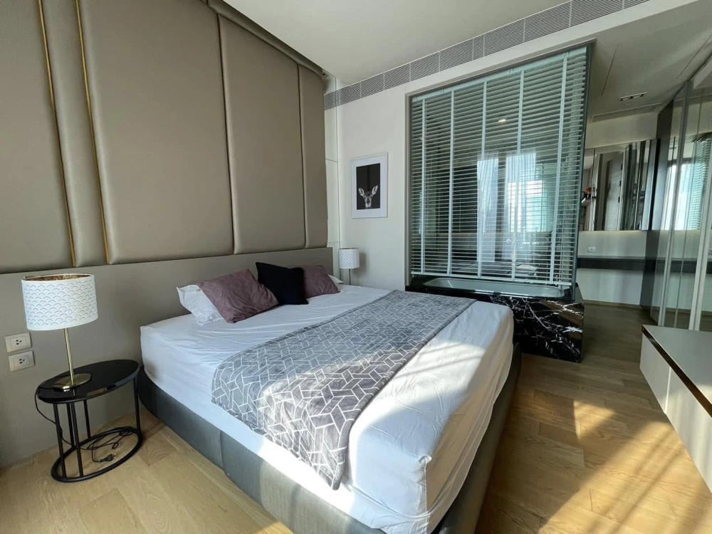 For rent!! Condo Saladaeng One, beautiful room, luxurious furniture, great location, very convenient to travel, near MRT and BTS, hurry up!!