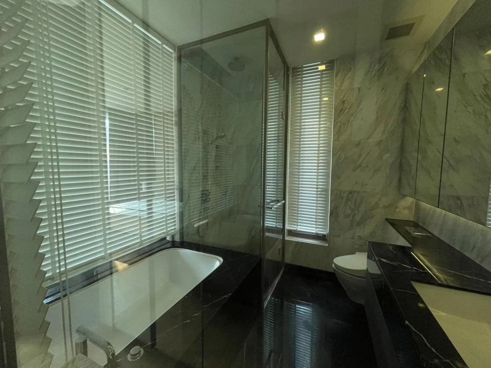 For rent!! Condo Saladaeng One, beautiful room, luxurious furniture, great location, very convenient to travel, near MRT and BTS, hurry up!!