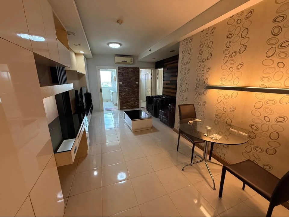 For rent: Supalai Park Tiwanon condo. Spacious and comfortable unit on a high floor with good ventilation. Great price! Book now!