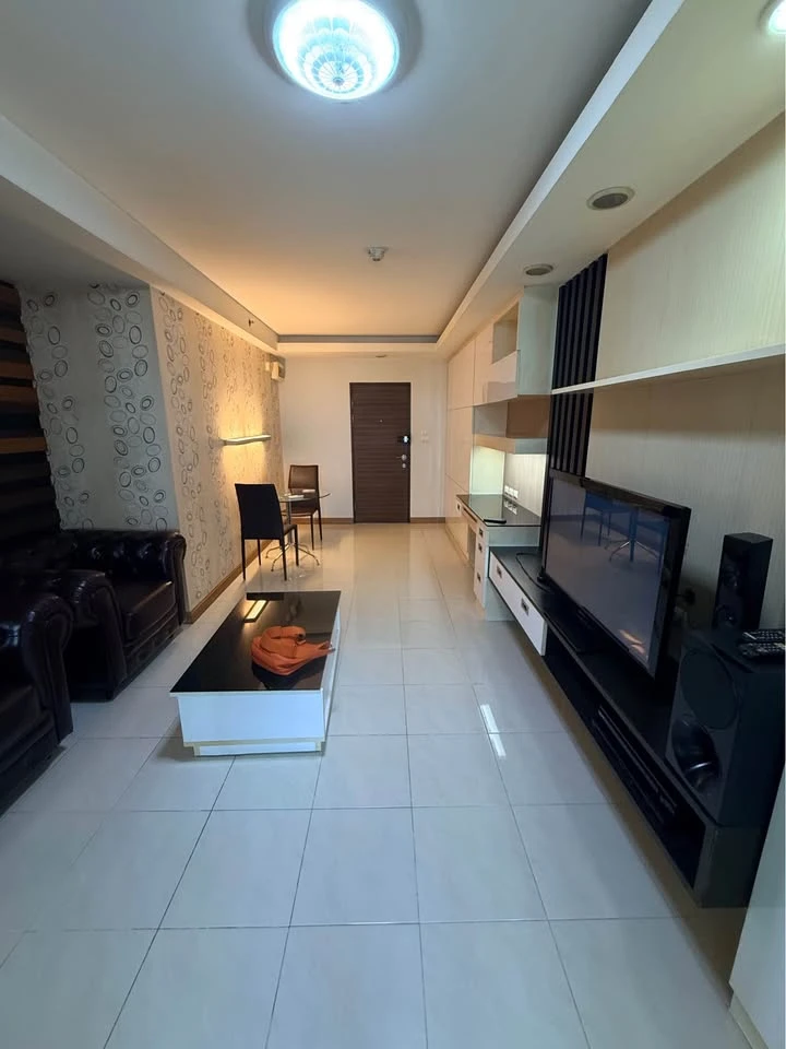 For rent: Supalai Park Tiwanon condo. Spacious and comfortable unit on a high floor with good ventilation. Great price! Book now!
