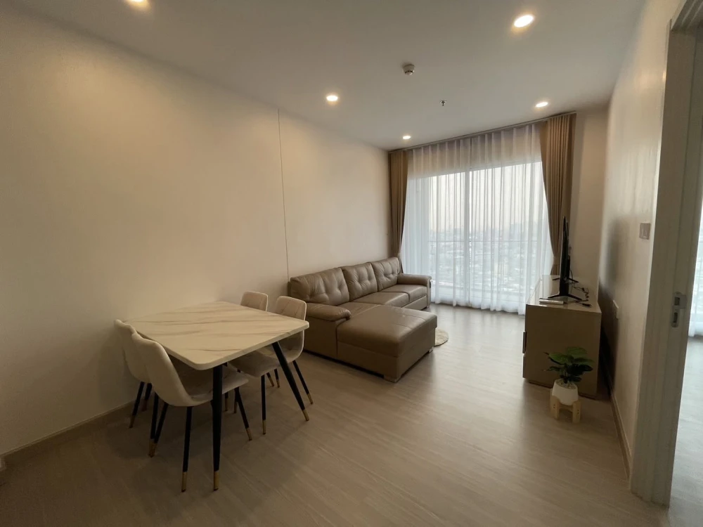 Condo for rent: Supalai Premier Si Phraya-Samyan. Spacious and comfortable unit with ample living space. Convenient and fully equipped.