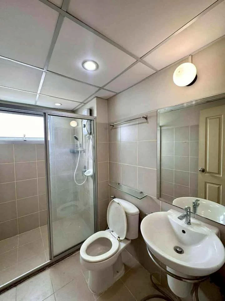 For rent!! Supalai Park Ekkamai-Thonglor Condo, 24th floor, luxurious condo, beautiful room, fully furnished, ready to move in. Don't miss it!!