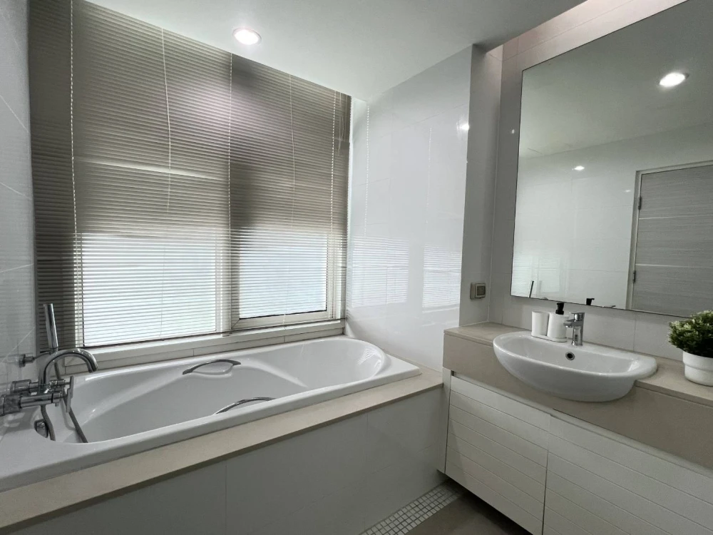 For rent!! Siri Residence Sukhumvit 24 Condo. Beautiful room, fully furnished, ready to move in. Don't miss it!!