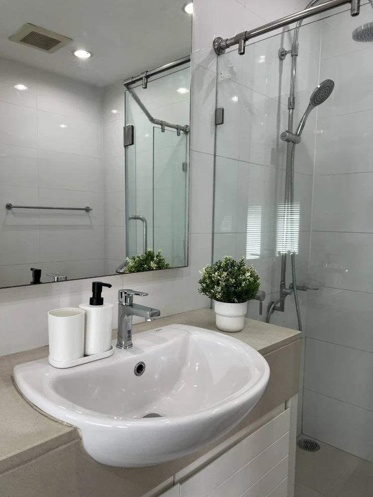For rent!! Siri Residence Sukhumvit 24 Condo. Beautiful room, fully furnished, ready to move in. Don't miss it!!