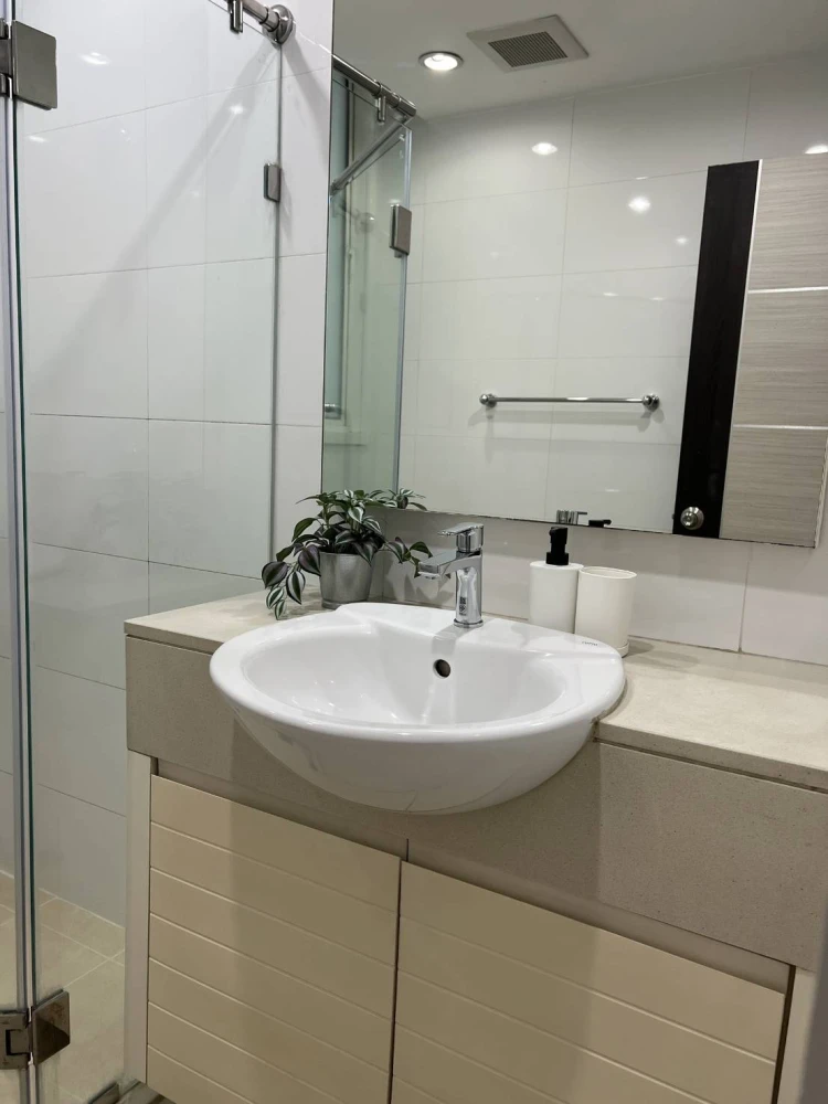 For rent!! Siri Residence Sukhumvit 24 Condo. Beautiful room, fully furnished, ready to move in. Don't miss it!!