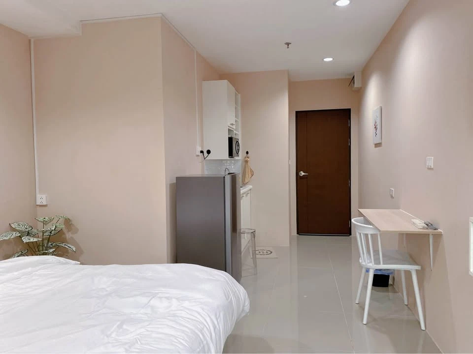 Condo for rent: Asakan Place Srinakarin, decorated in a cozy comfort style, focusing on practical furniture that doesn't weigh down the space. The roo