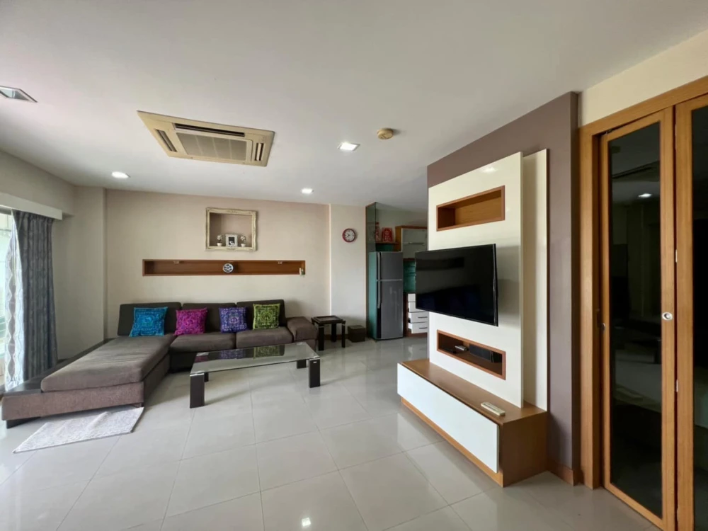 Condo for rent, Ari Place, spacious room, comes with usable space. If you don't book, you'll regret it later.