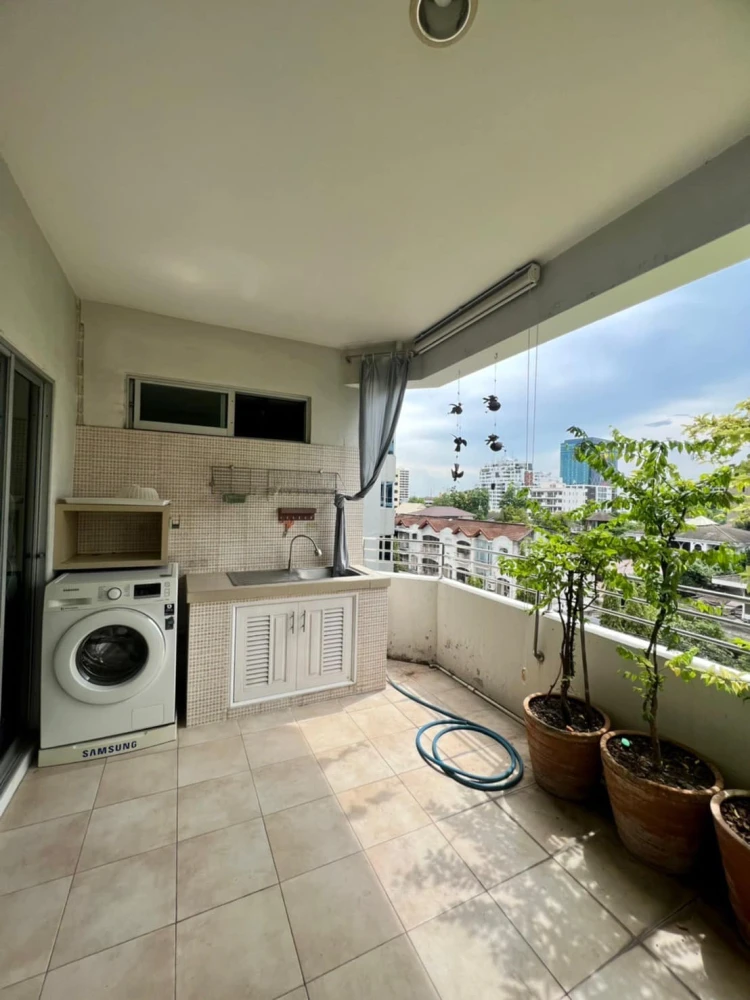 Condo for rent, Ari Place, spacious room, comes with usable space. If you don't book, you'll regret it later.