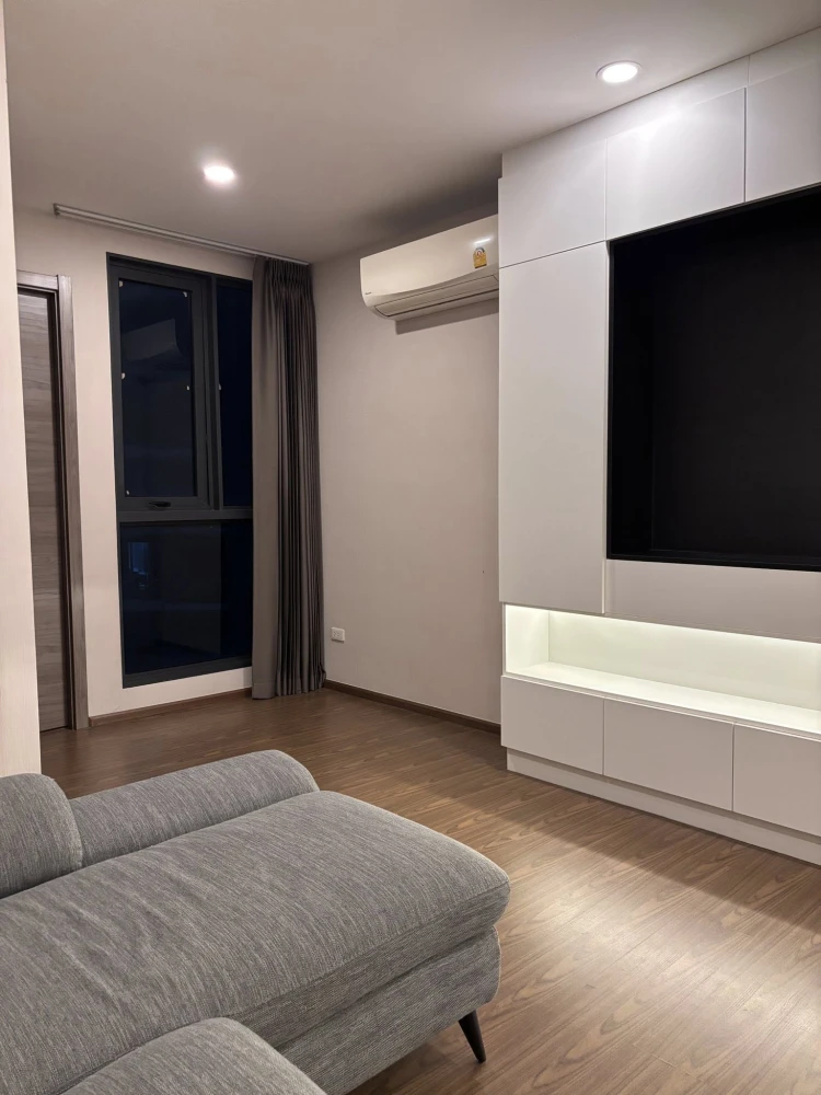 ให้เลยค่ะ 😊 คำแปลภาษาอังกฤษ: **Condo for rent at Artisan Ratchada.** A beautiful, brand-new unit that has never been rented before. Fully furnished