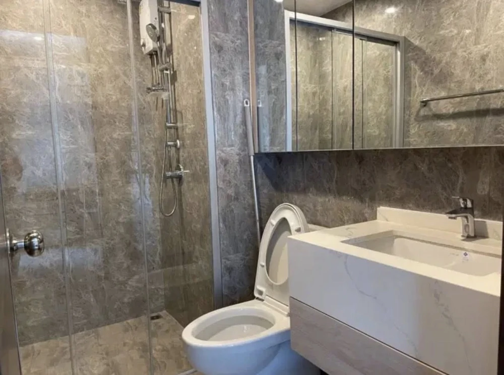 ให้เลยค่ะ 😊 คำแปลภาษาอังกฤษ: **Condo for rent at Artisan Ratchada.** A beautiful, brand-new unit that has never been rented before. Fully furnished