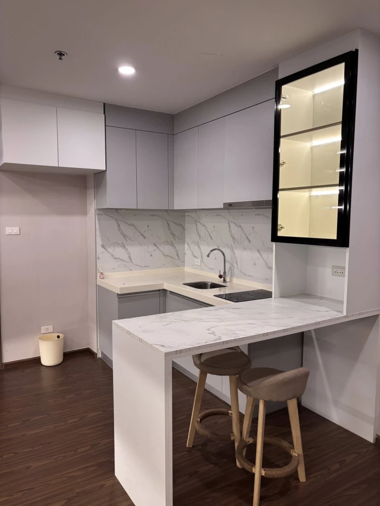 ให้เลยค่ะ 😊 คำแปลภาษาอังกฤษ: **Condo for rent at Artisan Ratchada.** A beautiful, brand-new unit that has never been rented before. Fully furnished