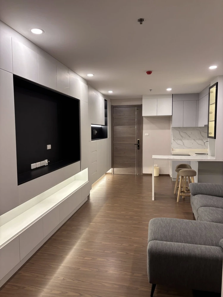 ให้เลยค่ะ 😊 คำแปลภาษาอังกฤษ: **Condo for rent at Artisan Ratchada.** A beautiful, brand-new unit that has never been rented before. Fully furnished
