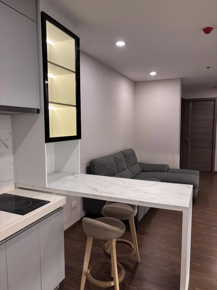 ให้เลยค่ะ 😊 คำแปลภาษาอังกฤษ: **Condo for rent at Artisan Ratchada.** A beautiful, brand-new unit that has never been rented before. Fully furnished