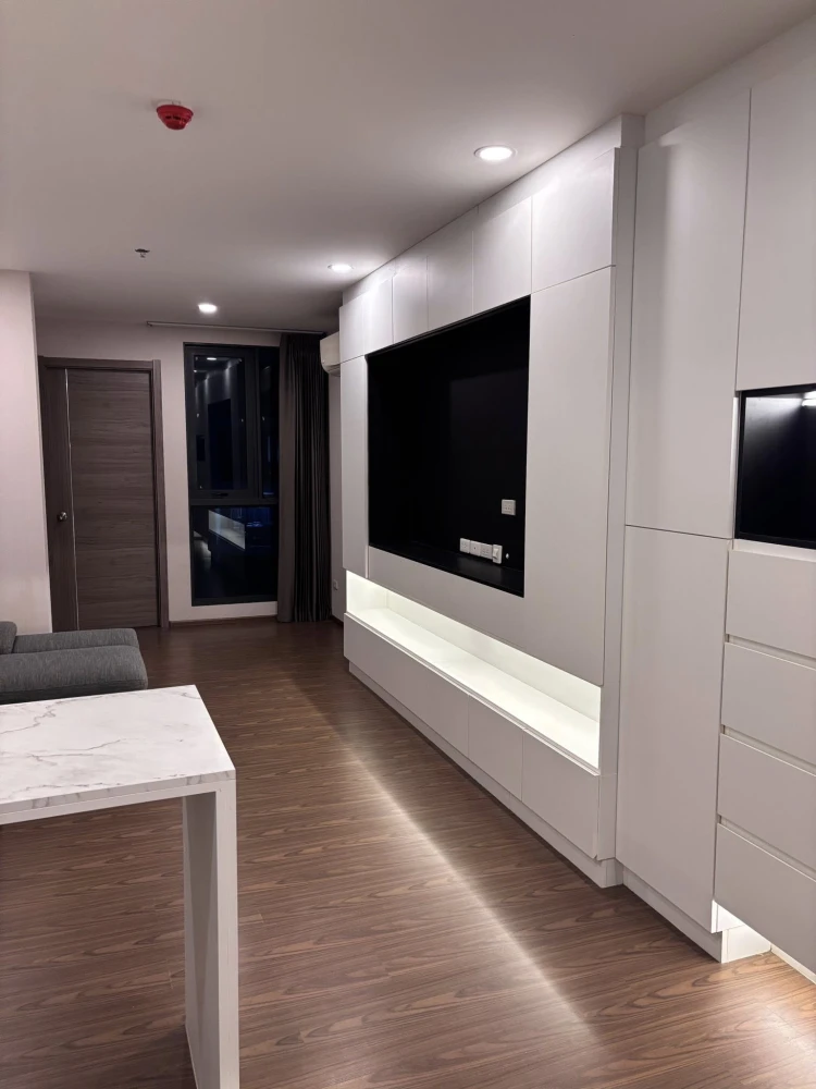 ให้เลยค่ะ 😊 คำแปลภาษาอังกฤษ: **Condo for rent at Artisan Ratchada.** A beautiful, brand-new unit that has never been rented before. Fully furnished