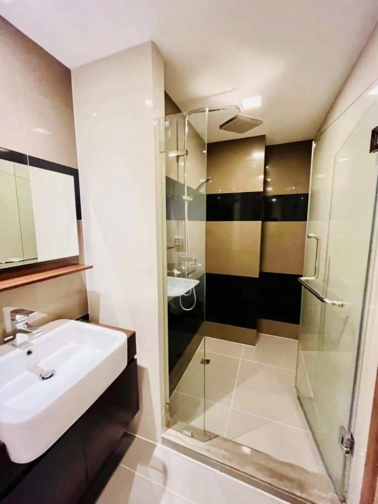 Condo for rent, Inter Lux Premier Sukhumvit 13, fully furnished. Fountain view of the project, don't miss it!!