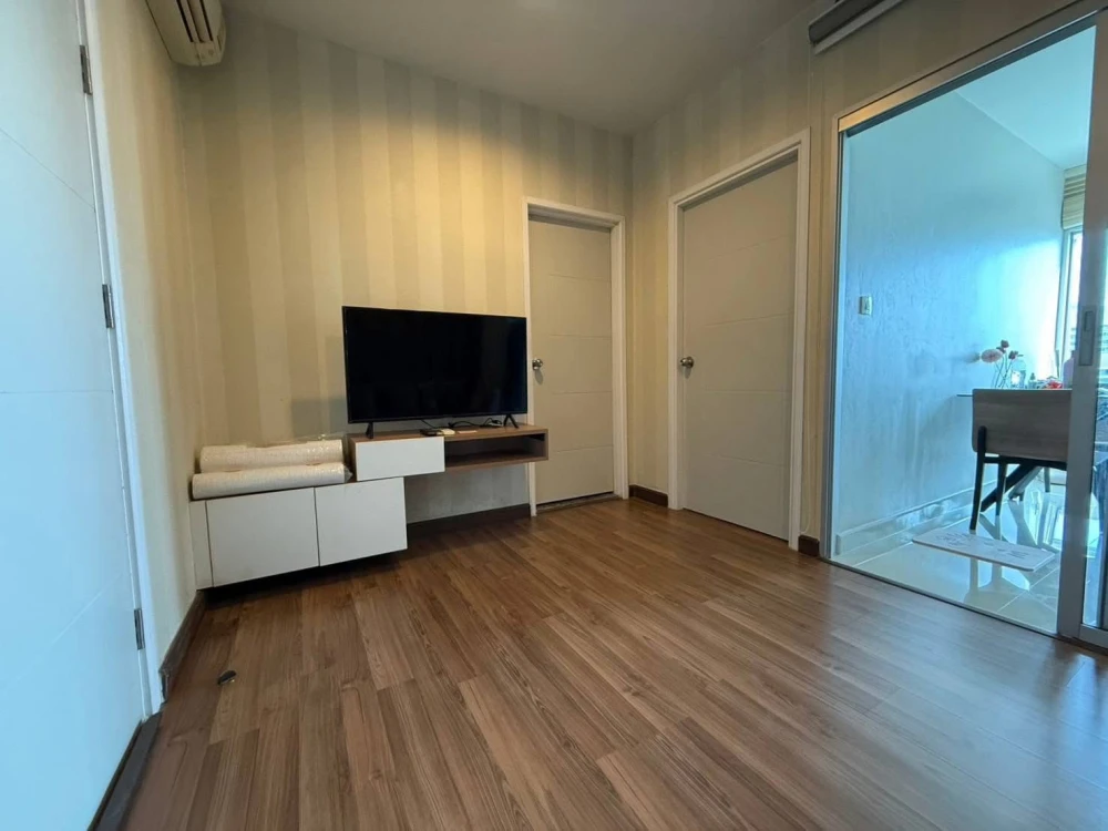Condo for rent, Centric Tiwanon Station. Nice room, fully furnished, affordable price. Book now before it's too late!!!