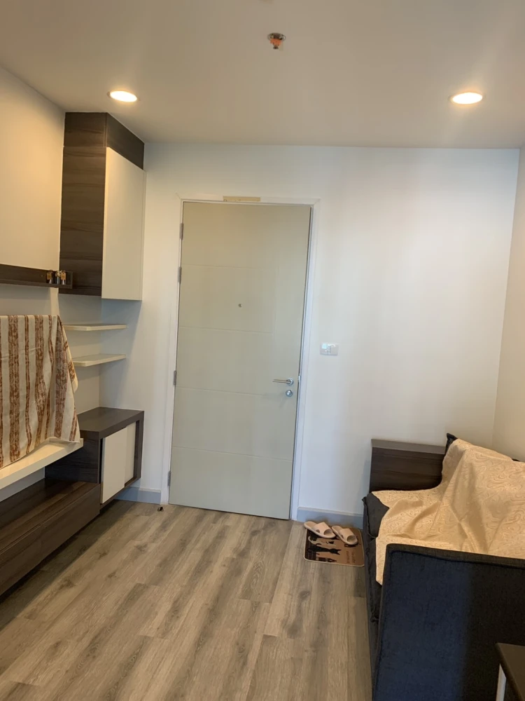 For rent!! Condo Centric Sathorn - Saint Louis, 9th floor, beautiful room, just renovated, ready to move in, hurry and book now!!
