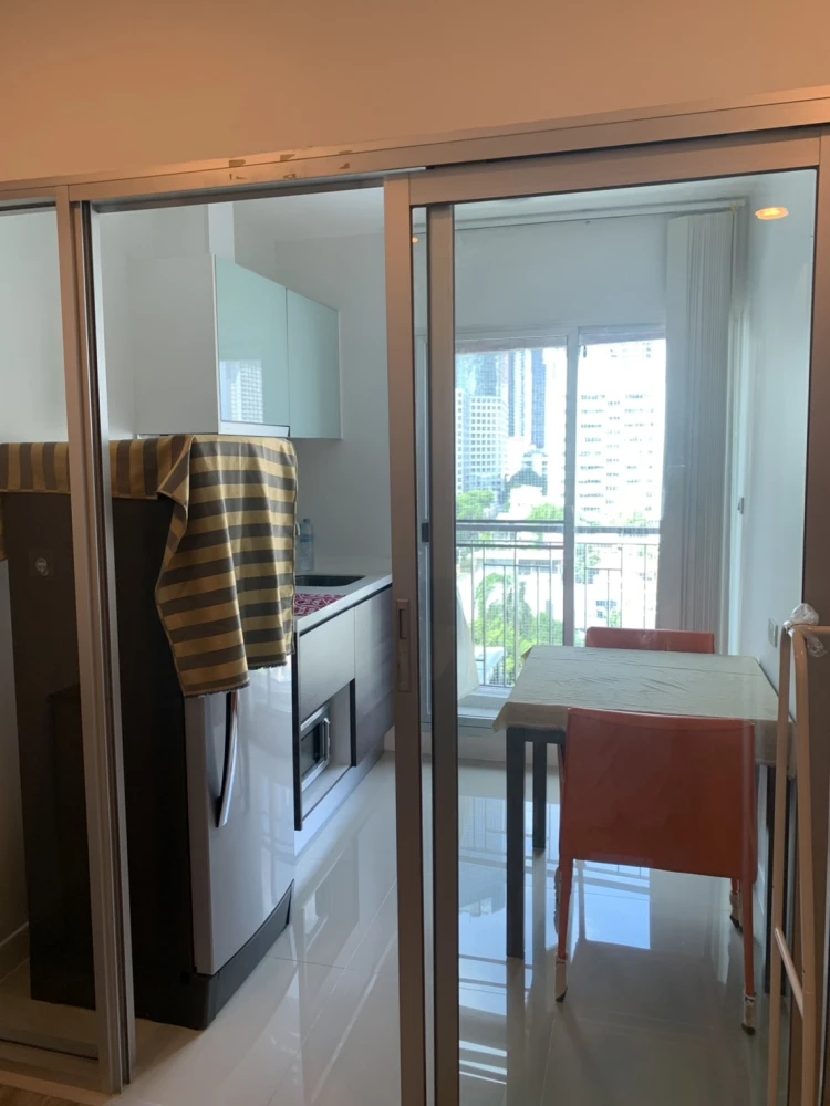For rent!! Condo Centric Sathorn - Saint Louis, 9th floor, beautiful room, just renovated, ready to move in, hurry and book now!!