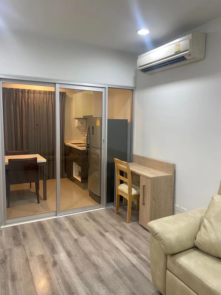 Condo for rent, Centric Sathorn - St. Louis, complete with furniture and electrical appliances. Can't miss it anymore.