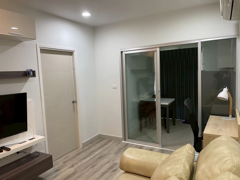 Condo for rent, Centric Sathorn - St. Louis, complete with furniture and electrical appliances. Can't miss it anymore.