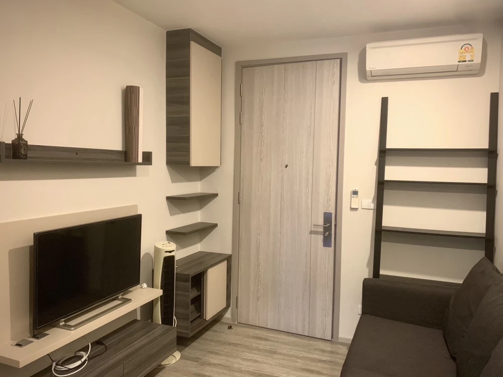Condo for rent, Centric Ari Station, decorated with wallpaper, 9th floor, nice to live in, just carry your bags and move in.