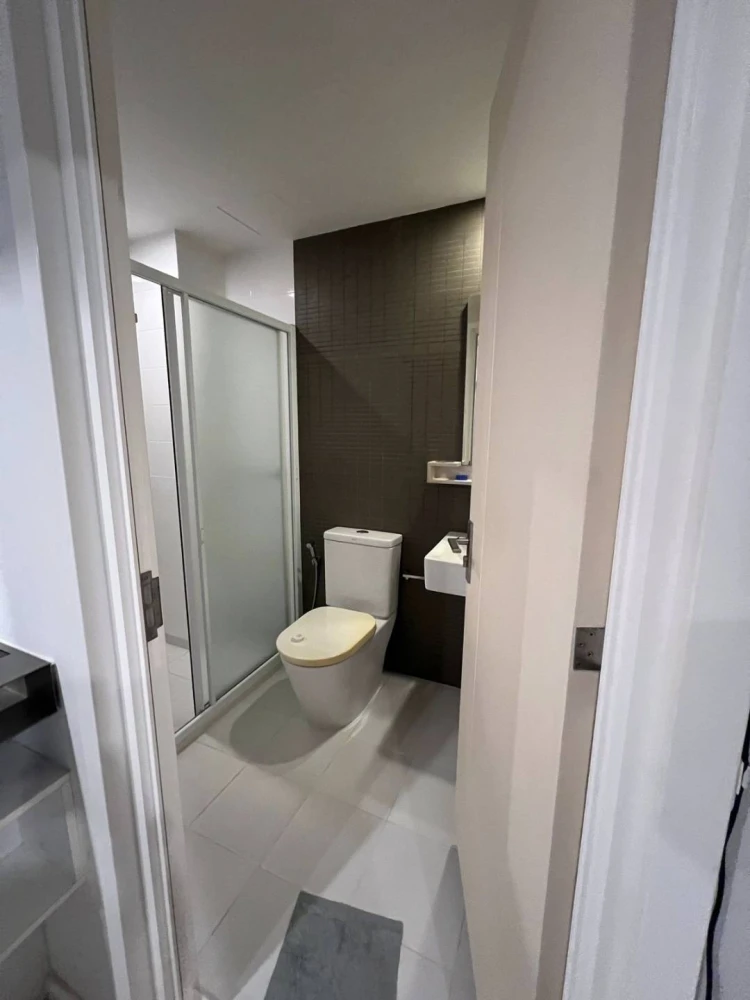 Condo for rent at The Key Chaloem Phrakiat Rama 9, 2nd floor, fully furnished, ready to move in. Don't miss out!